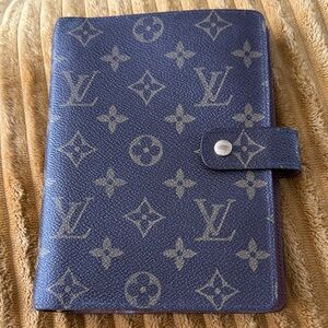 Authentic Louis Vuitton Medium Ring Agenda Cover with 2004 insert.